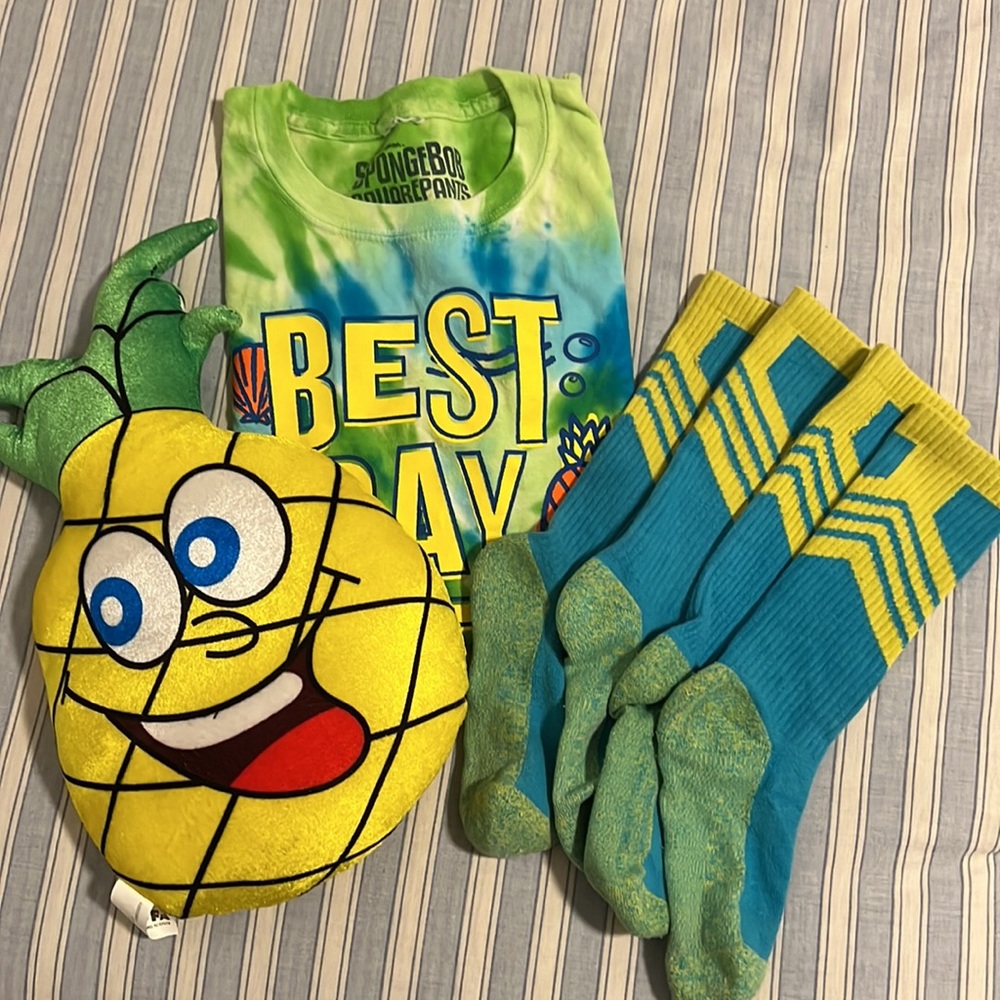 SPONGEBOB SQUAREPANTS TEE. SIZE YS includes stuffed toy, 2 pairs socks, gloves
